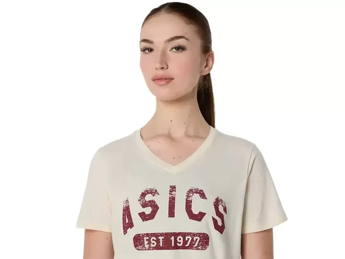 DAMEN-KURZARM-T-SHIRT MIT V-AUSSCHNITT „EST 1977“ DAMEN-KURZARM-T-SHIRT MIT V-AUSSCHNITT „EST 1977“