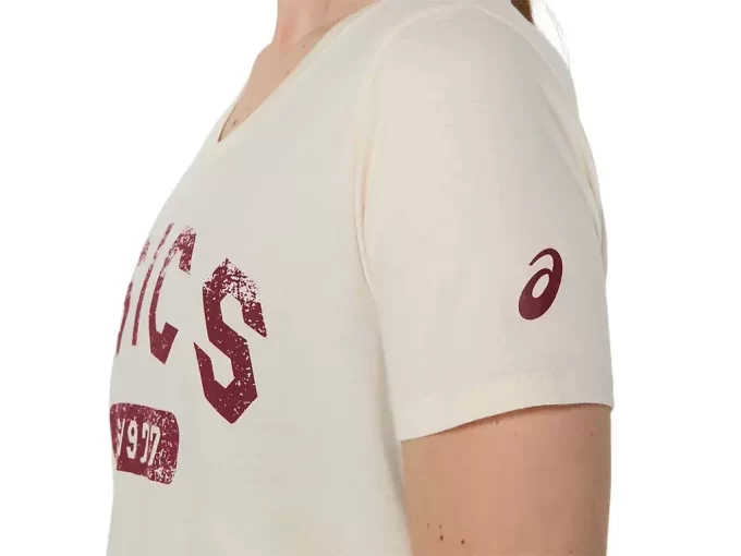 DAMEN-KURZARM-T-SHIRT MIT V-AUSSCHNITT „EST 1977“ DAMEN-KURZARM-T-SHIRT MIT V-AUSSCHNITT „EST 1977“
