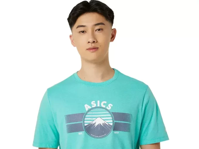 UNISEX ASICS EST 1977 MOUNTAIN T-SHIRT UNISEX ASICS EST 1977 MOUNTAIN T-SHIRT